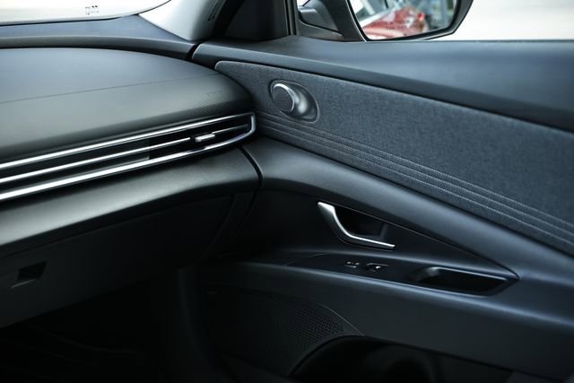 Certified 2025 Hyundai Elantra Limited FWD image 28