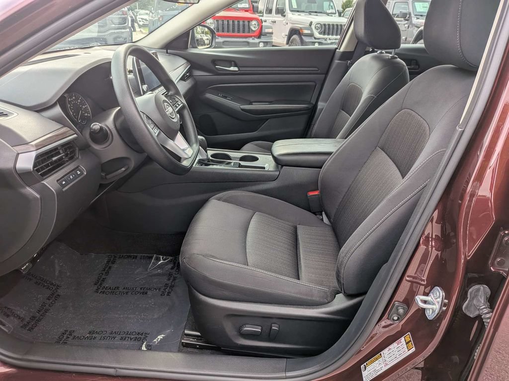 Used 2025 Nissan Altima 2.5 SV FWD image 18