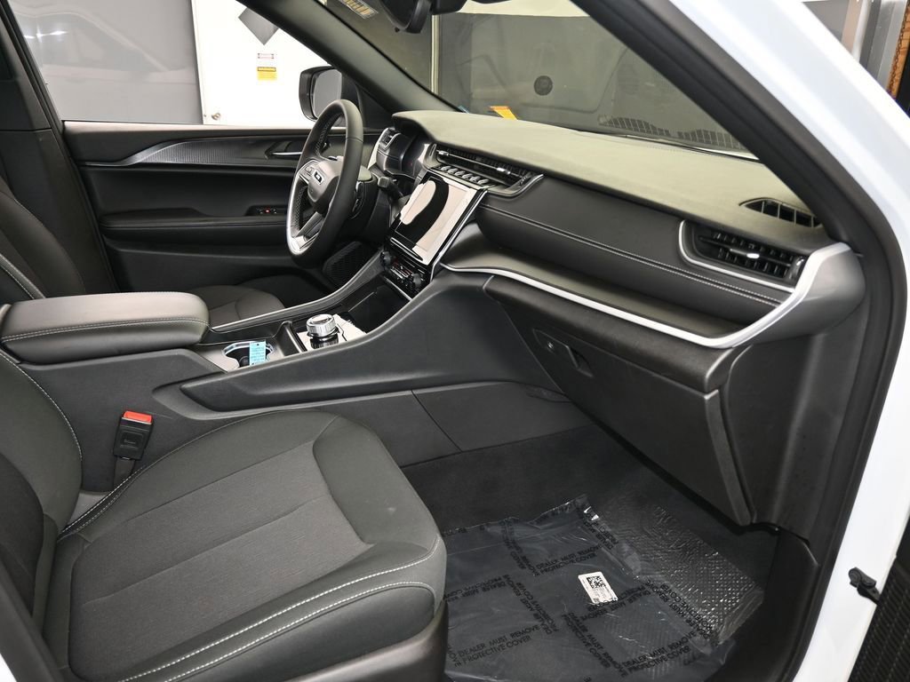 Used 2024 Jeep Grand Cherokee L Laredo image 43