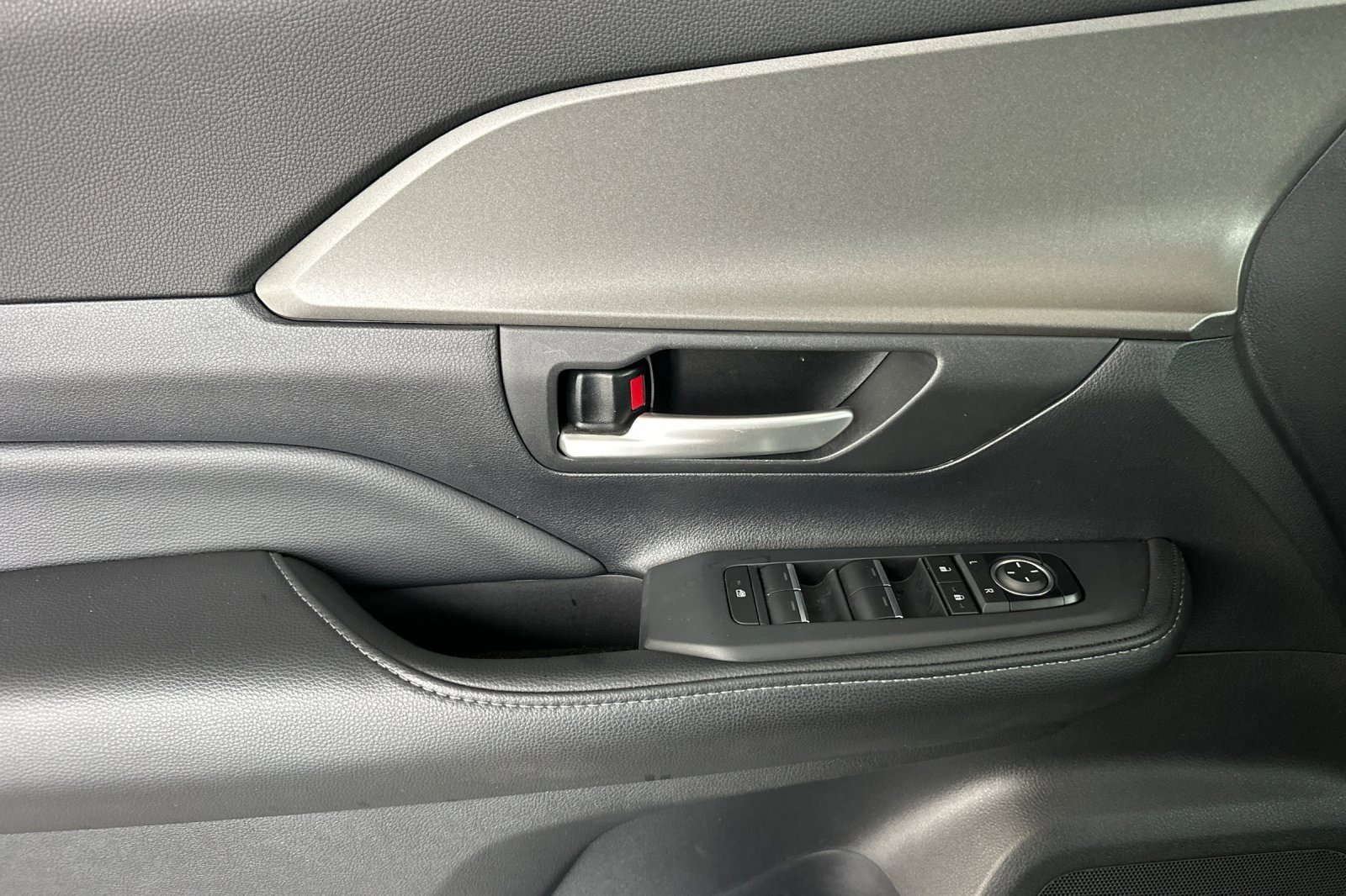 Used 2025 Toyota Grand Highlander AWD image 11