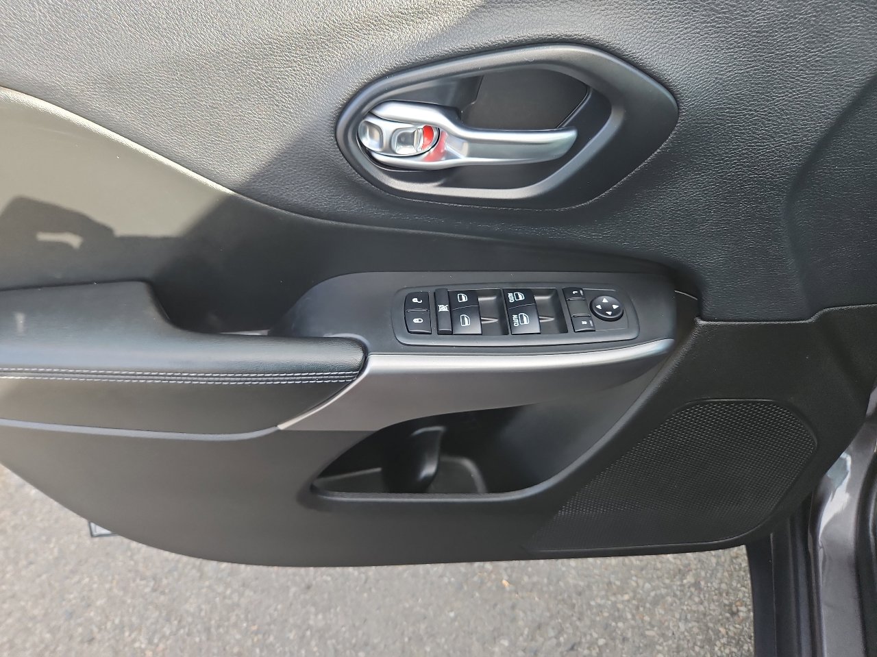 Used 2019 Jeep Cherokee Latitude Plus w/ Comfort/Convenience Group image 14