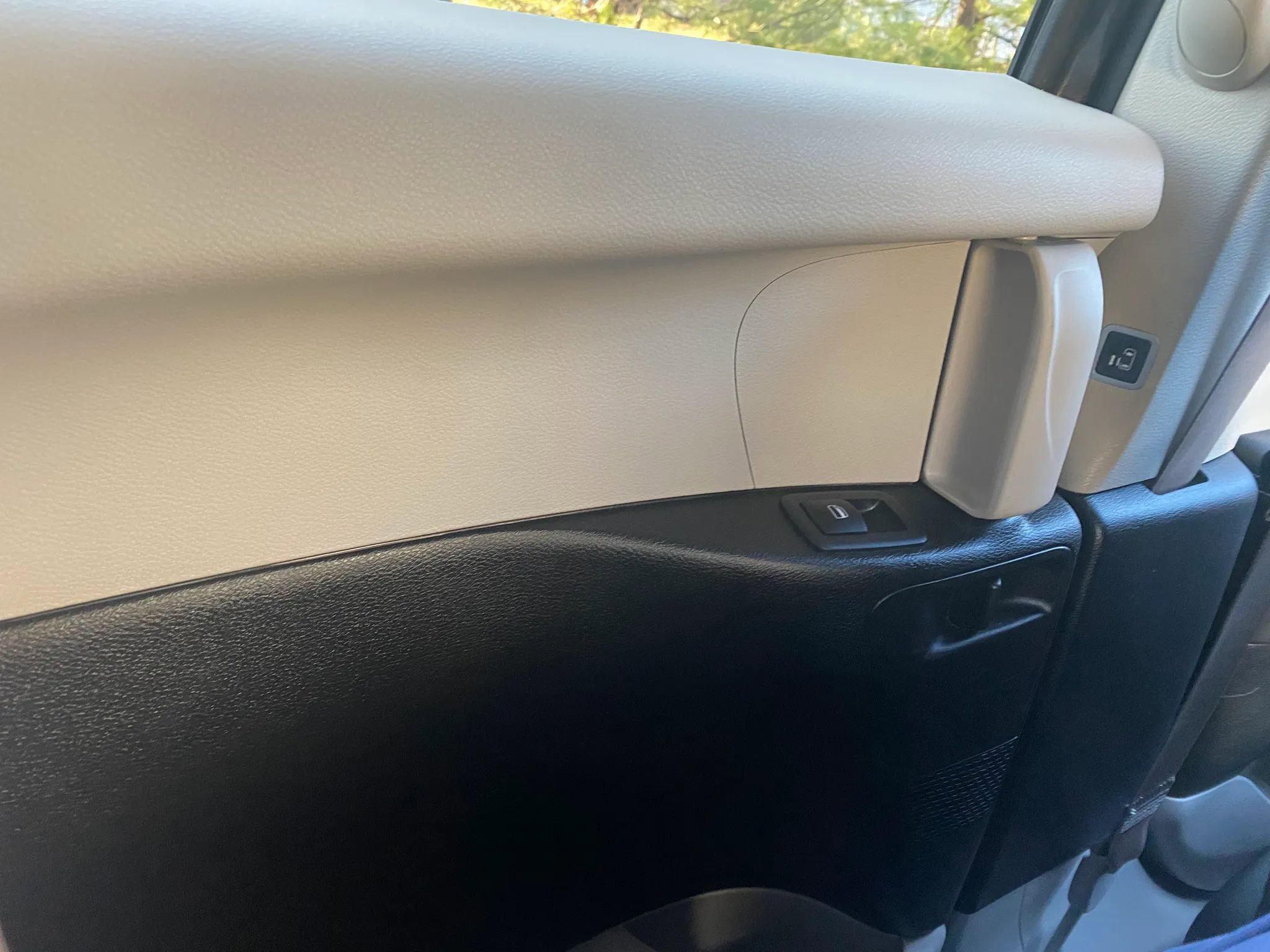 Used 2023 Chrysler Voyager LX image 25