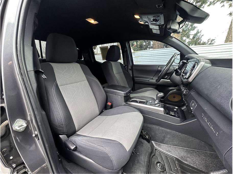 Used 2020 Toyota Tacoma TRD Off-Road w/ Technology Package image 15