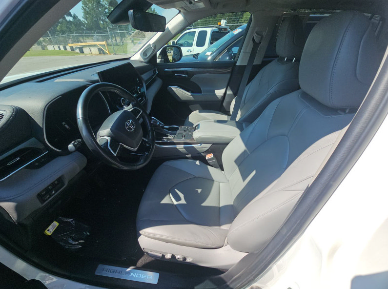 Used 2023 Toyota Highlander Limited FWD image 9