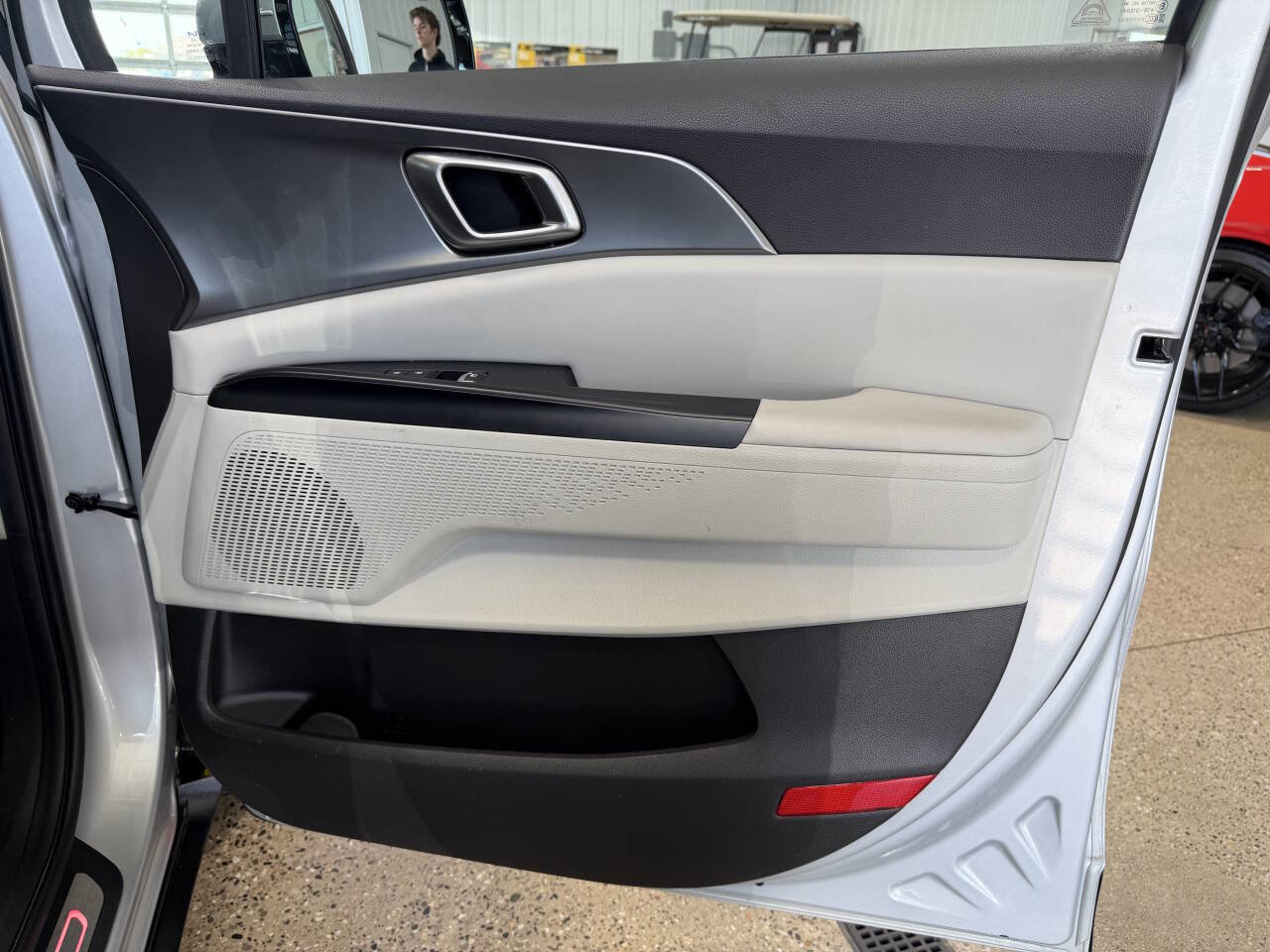 Used 2023 Kia Carnival LX FWD image 32