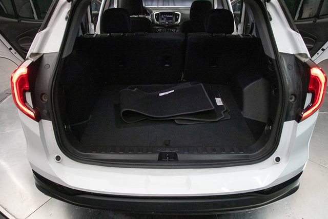 Used 2024 GMC Terrain SLE w/ Elevation Edition image 19