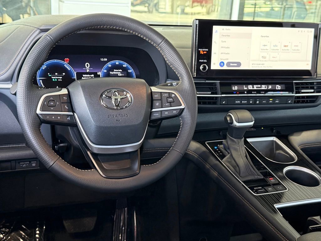 Certified 2025 Toyota Sienna XLE Woodland Edition image 31