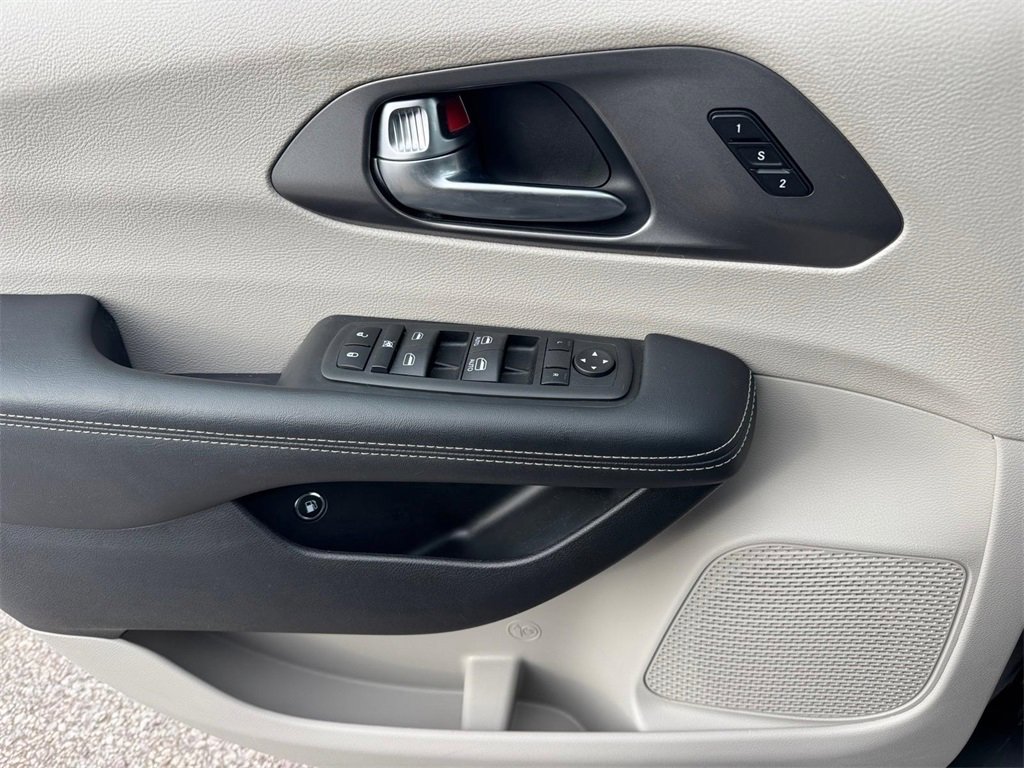 Used 2023 Chrysler Pacifica Touring-L image 21