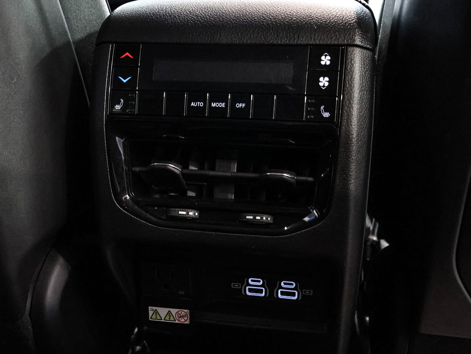 Used 2023 Jeep Grand Cherokee L Limited w/ Black Appearance Package image 26