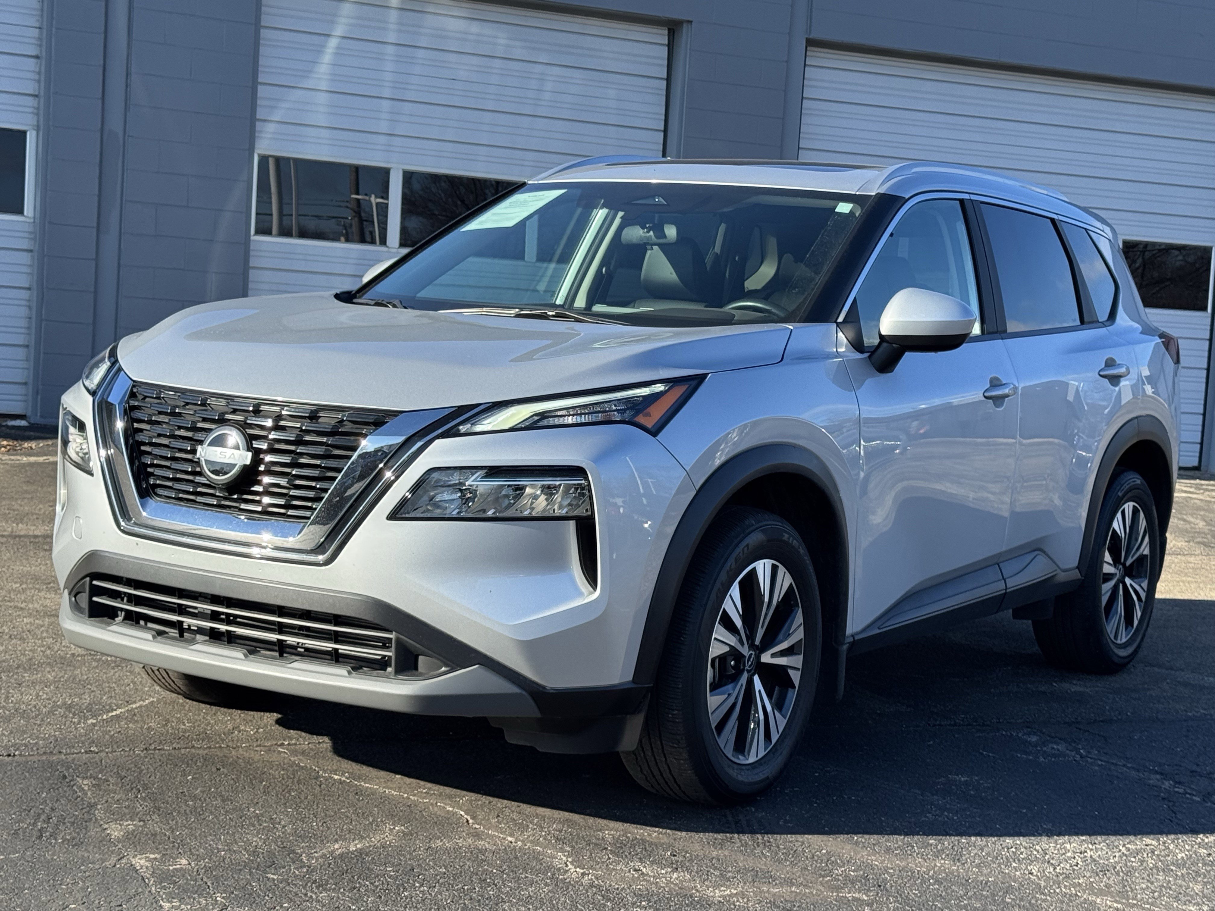 Used 2023 Nissan Rogue SV w/ SV Premium B Package image 11