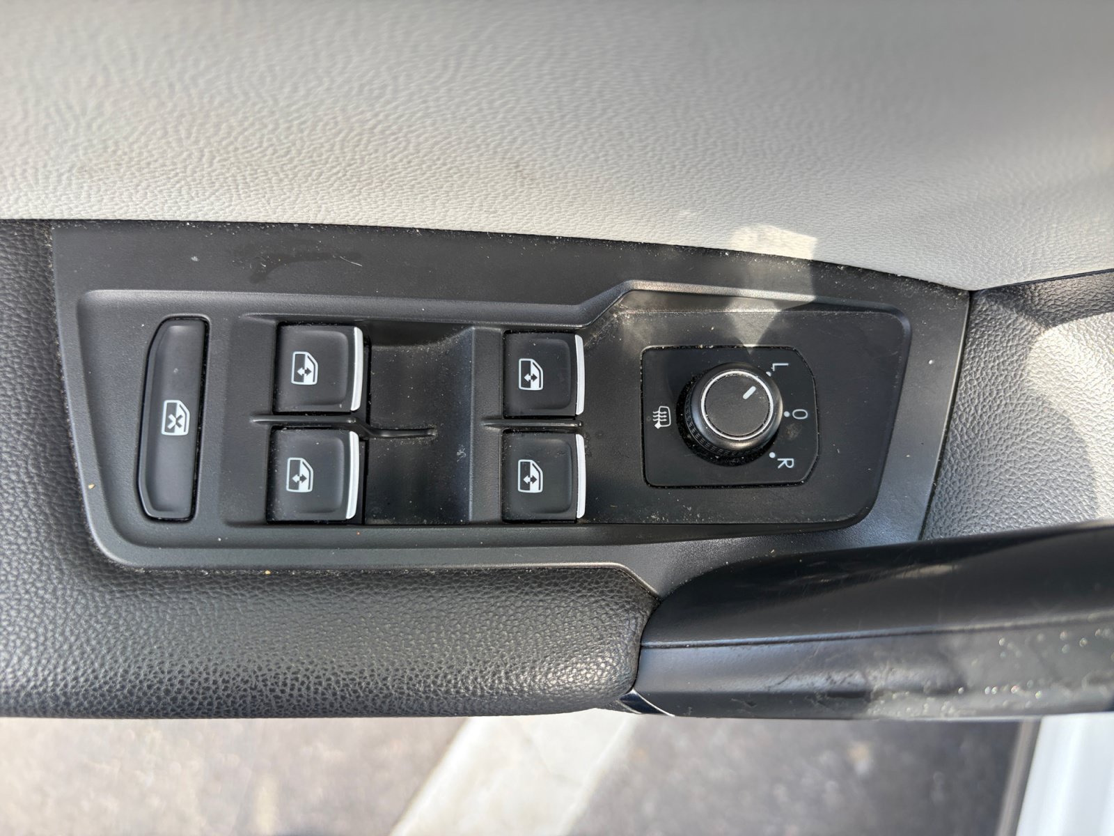 Used 2018 Volkswagen Tiguan SEL w/ R-Line Package AWD/4WD image 13