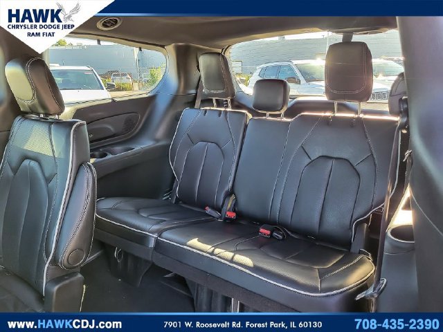 Used 2025 Chrysler Pacifica Limited FWD image 12