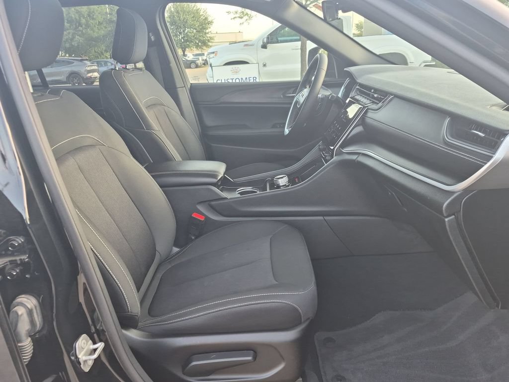 Used 2025 Jeep Grand Cherokee Laredo X RWD image 24