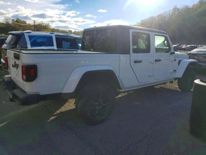 Used 2022 Jeep Gladiator Sport AWD/4WD image 4