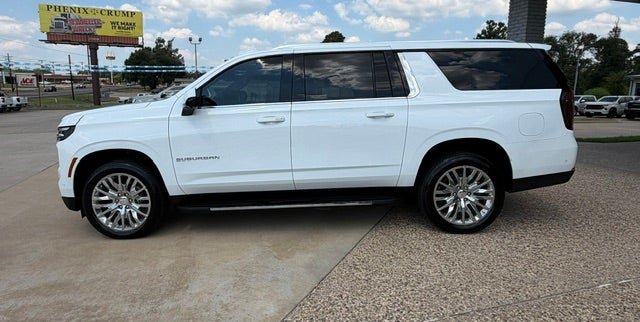 Used 2025 Chevrolet Suburban LT RWD image 4