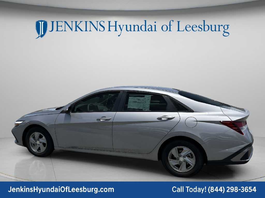 New 2025 Hyundai Elantra SE FWD image 8
