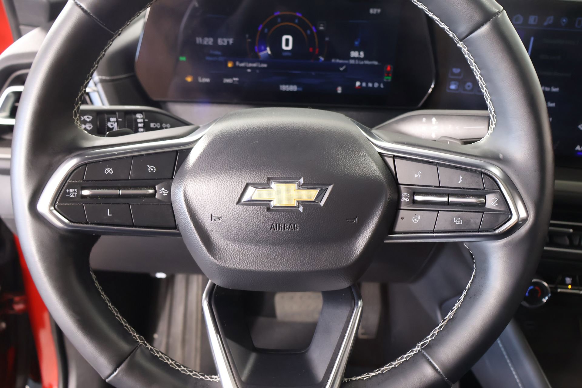 Used 2025 Chevrolet Traverse LT w/ Sun and Wheel Package image 3