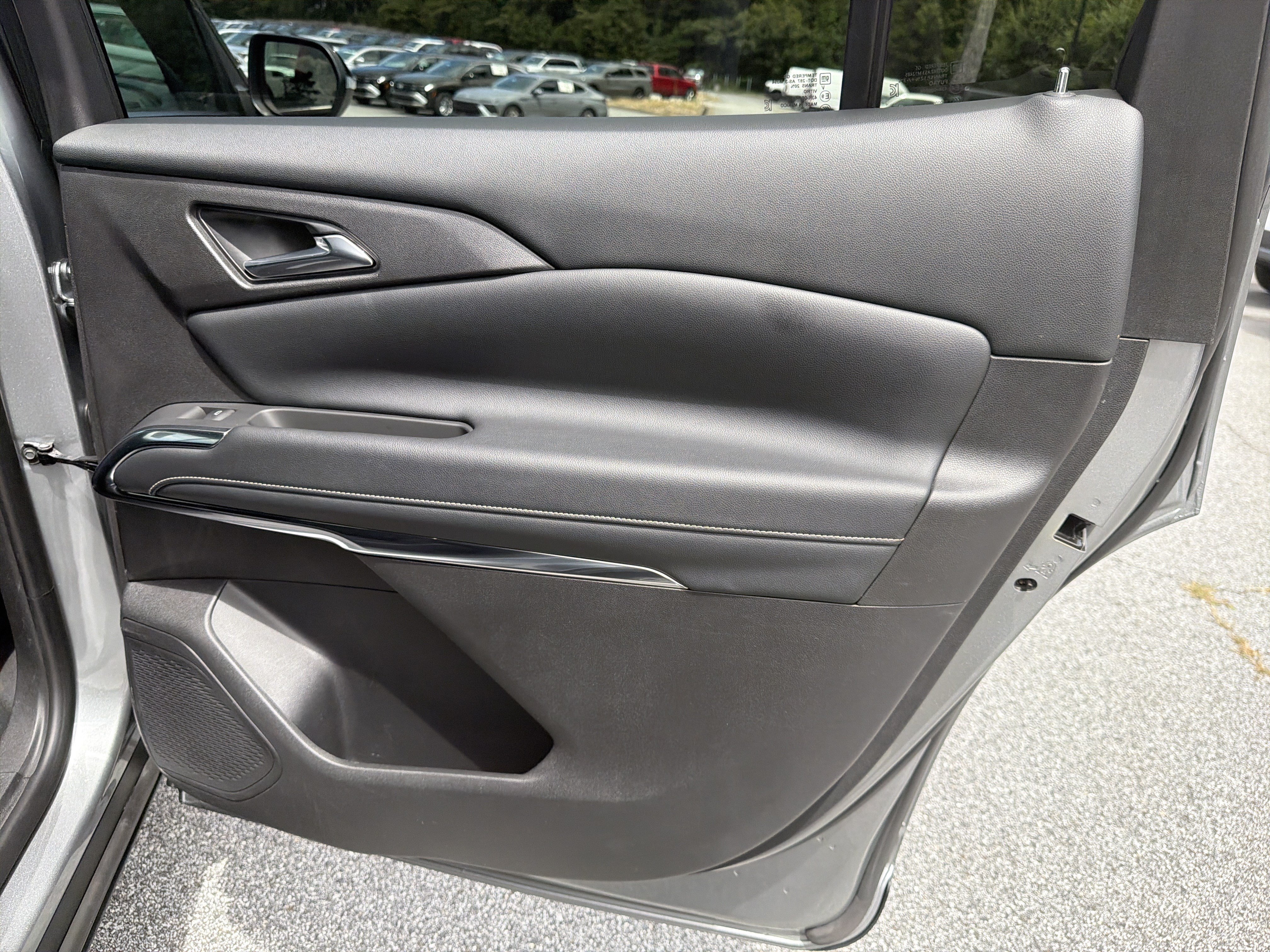 Used 2025 Chevrolet Traverse LT FWD image 19