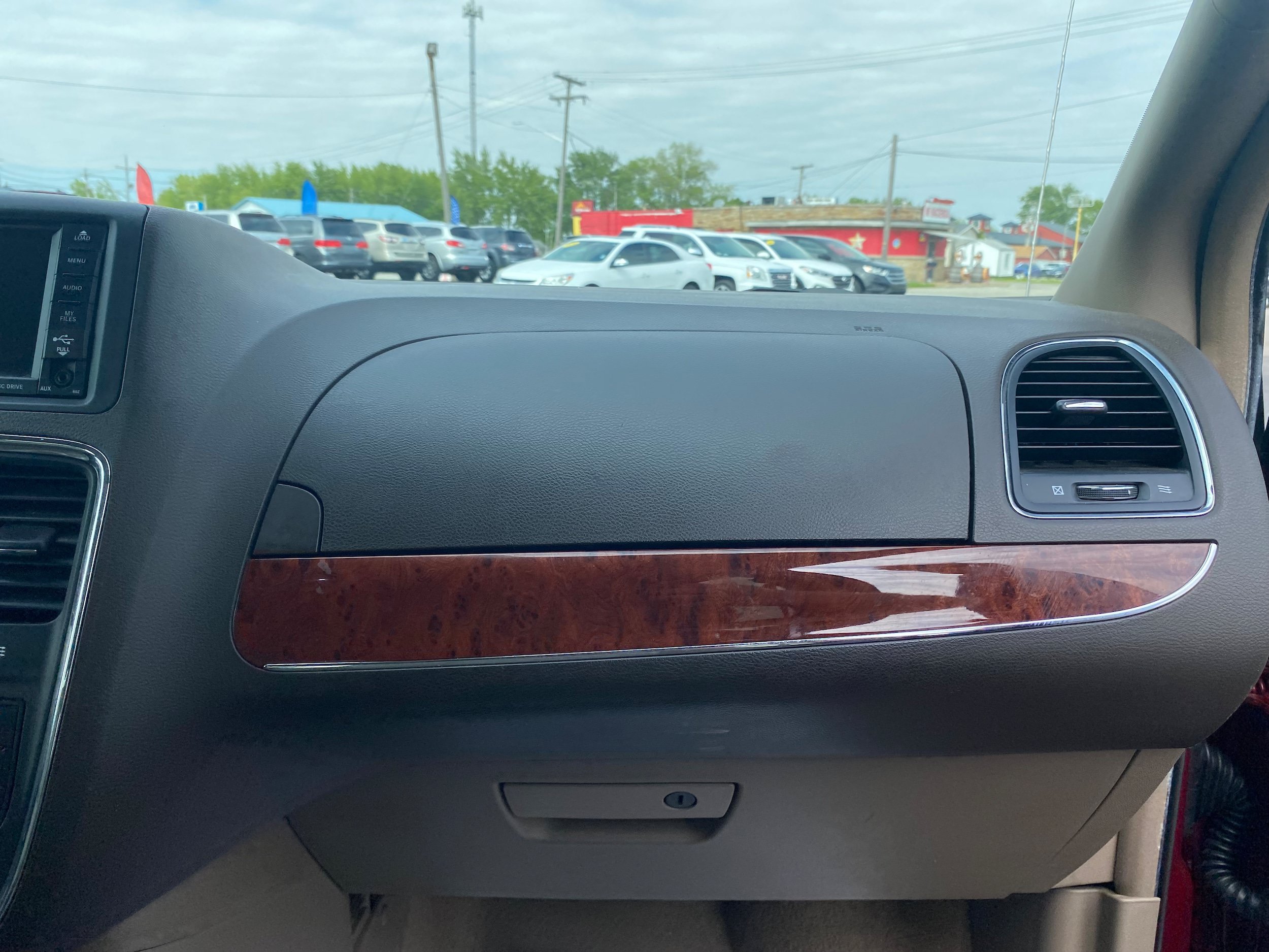 Used 2013 Chrysler Town & Country Touring-L w/ Driver Convenience Group FWD image 15