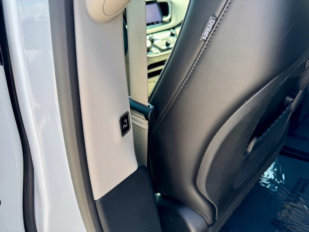 Used 2024 Chrysler Pacifica Touring-L FWD image 16