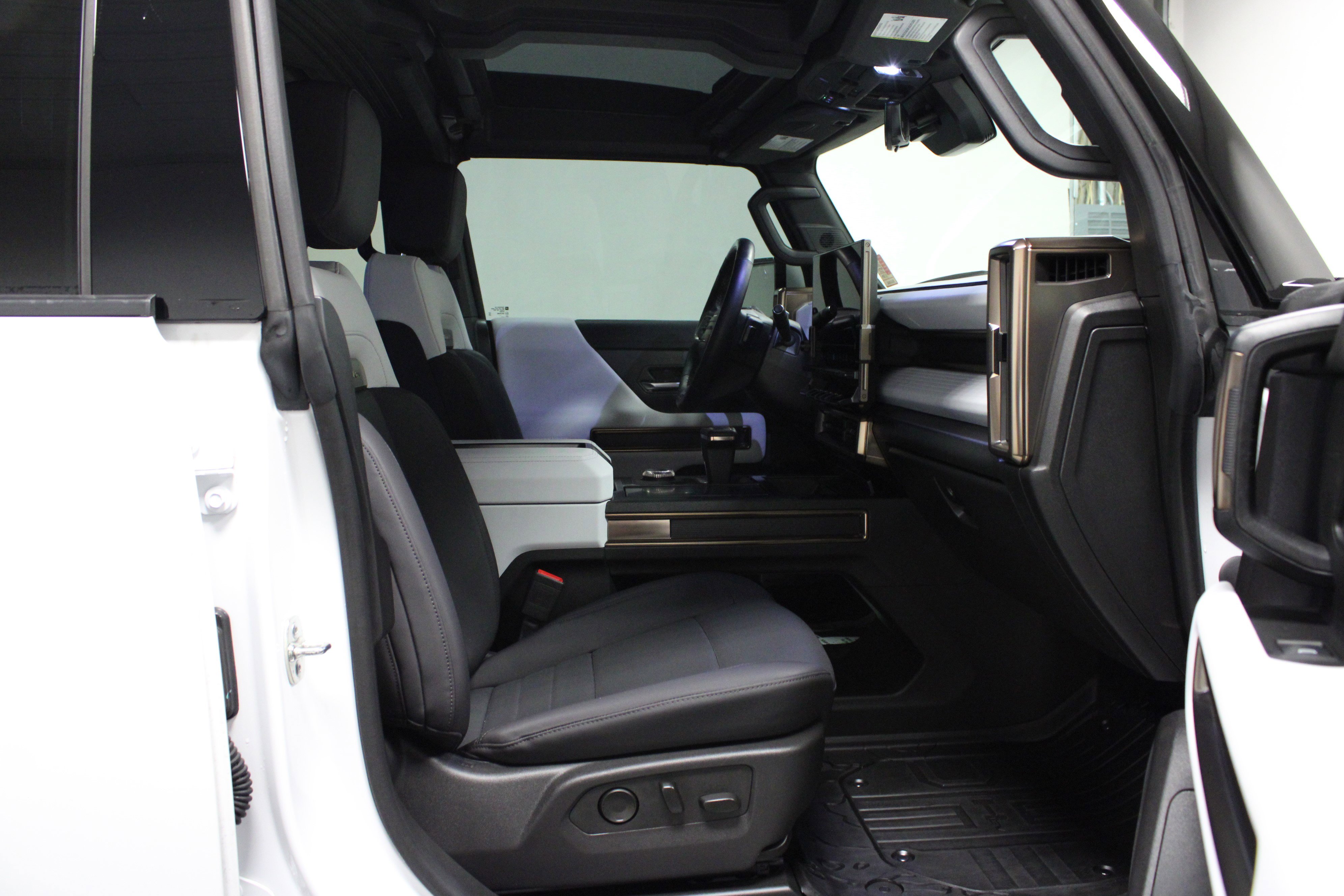 Used 2025 GMC Hummer EV 2X w/ LPO, Sport Package image 16