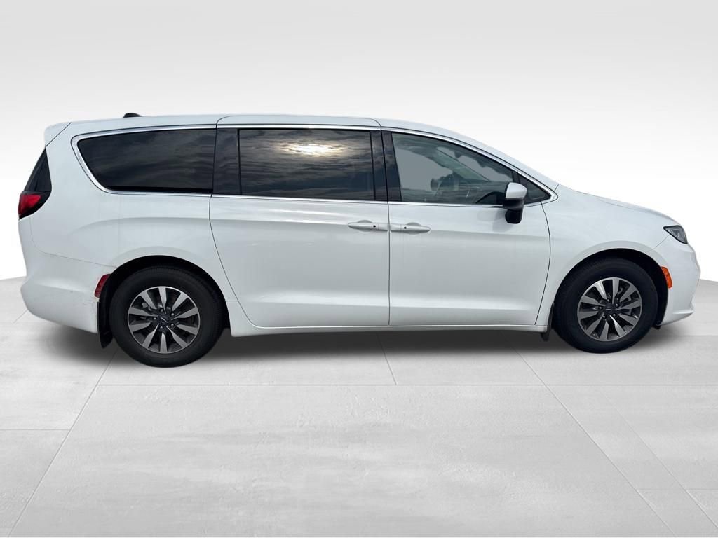 Used 2023 Chrysler Pacifica Touring-L image 4