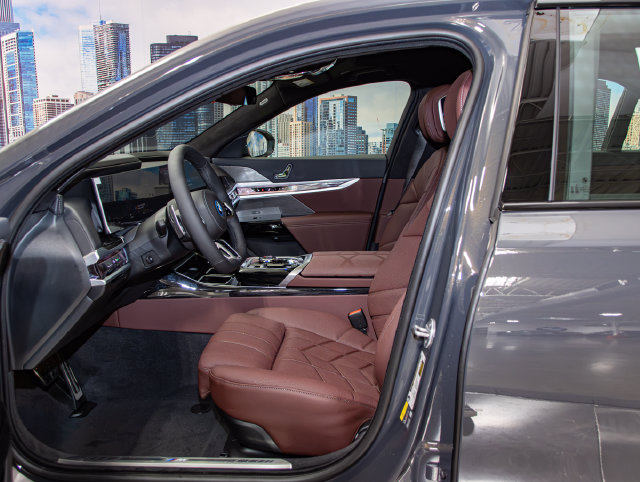 Used 2026 BMW 750e xDrive w/ Autobahn Package AWD/4WD image 19