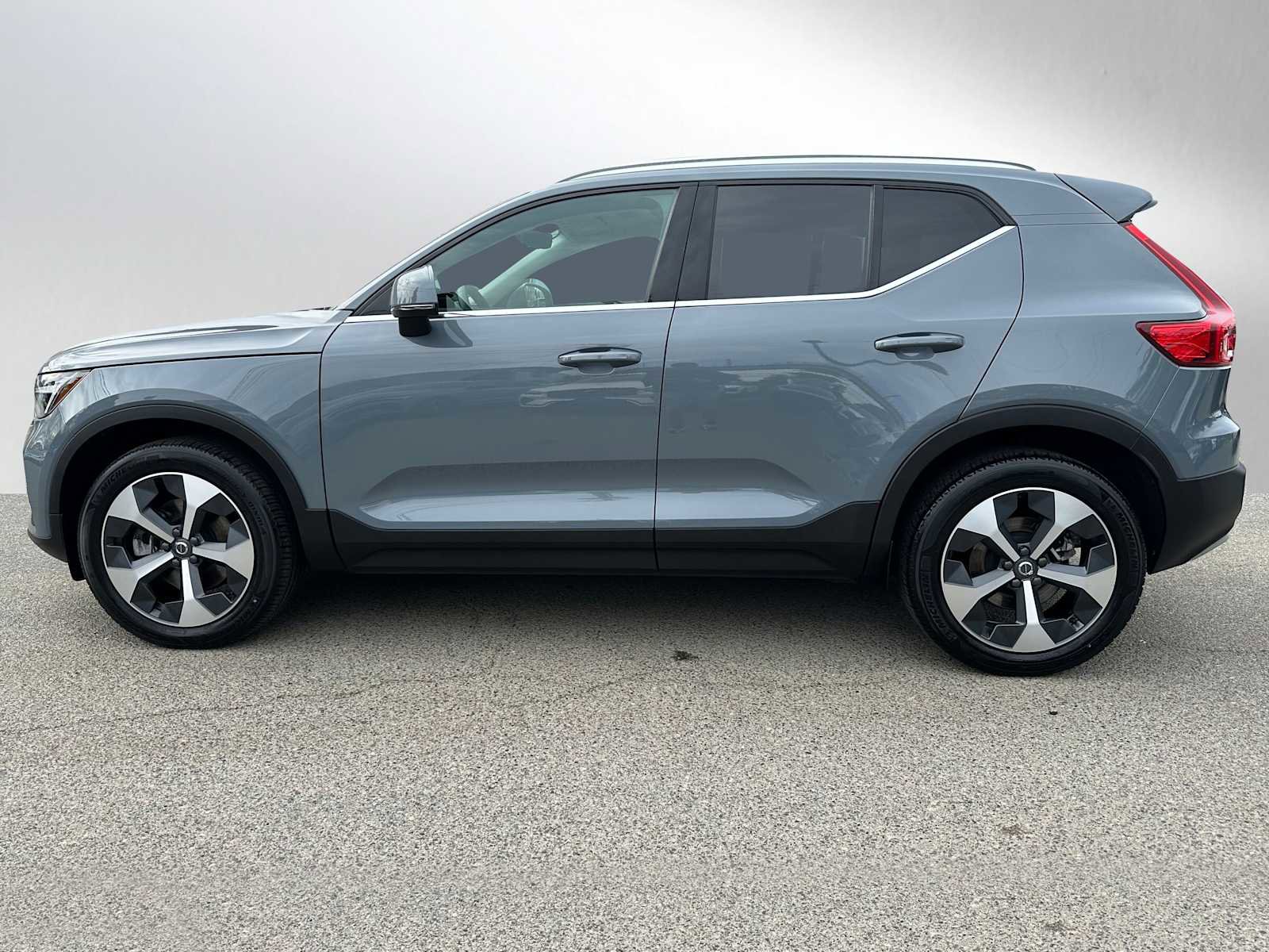 Certified 2023 Volvo XC40 B5 Plus w/ Protection Package Premier AWD/4WD image 7