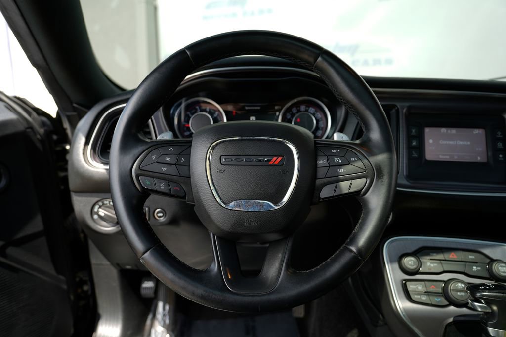 Used 2015 Dodge Challenger SXT image 30