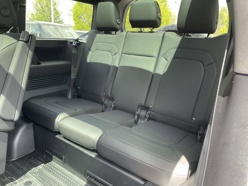 New 2026 Land Rover Defender 130 X-Dynamic SE AWD/4WD image 18