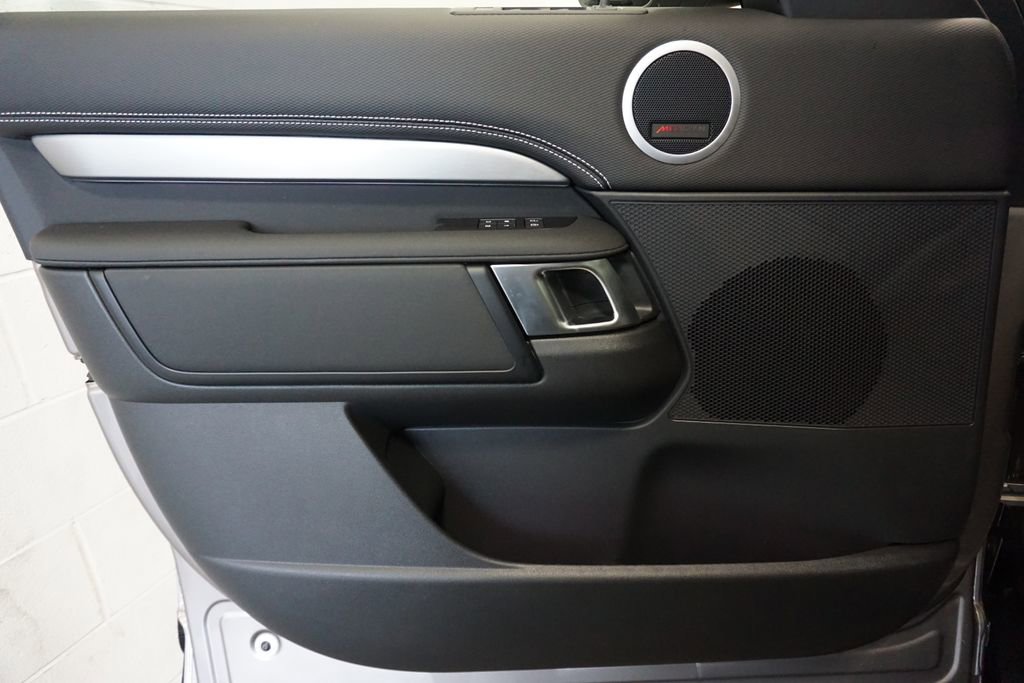 New 2025 Land Rover Discovery Dynamic SE image 17