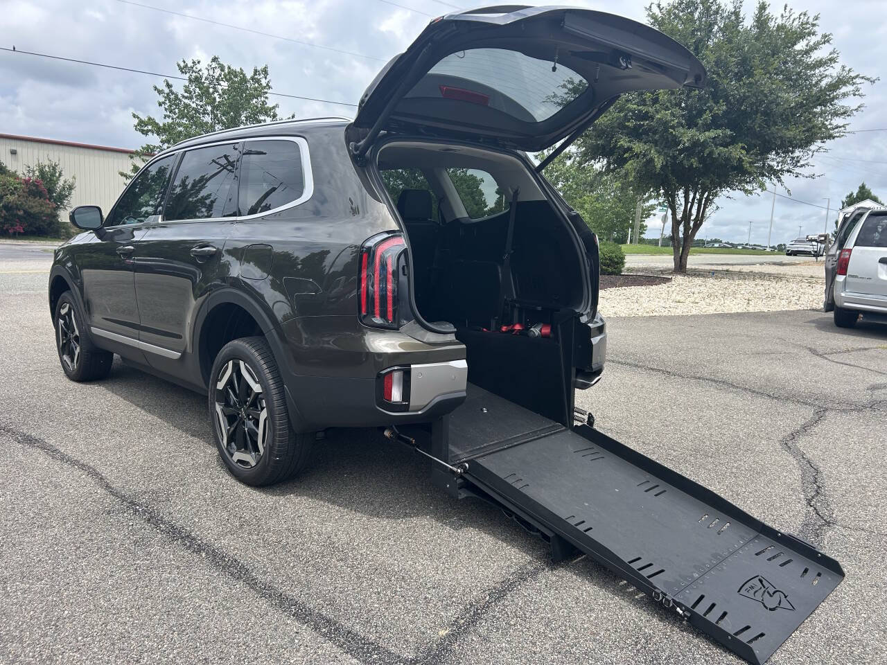 Used 2025 Kia Telluride EX w/ EX Captain's Chair Package FWD image 1
