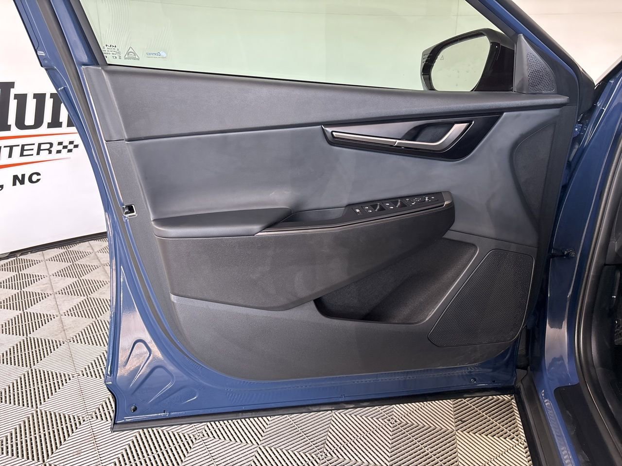 Used 2025 Kia EV6 Light w/ Light LR Technology Package image 7