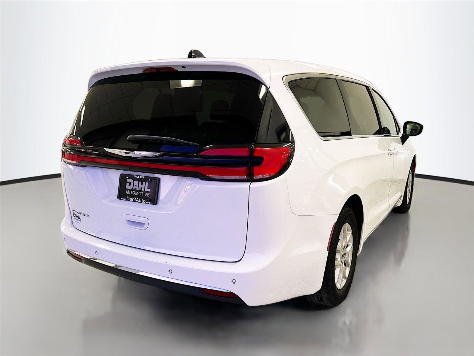 Used 2024 Chrysler Pacifica Touring-L FWD image 7