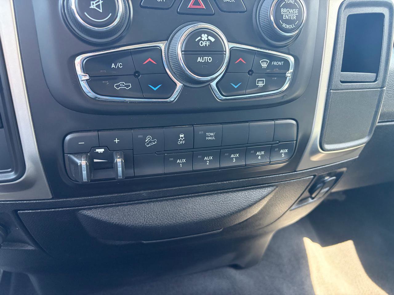 Used 2018 RAM 2500 SLT w/ Snow Chief Group AWD/4WD image 34