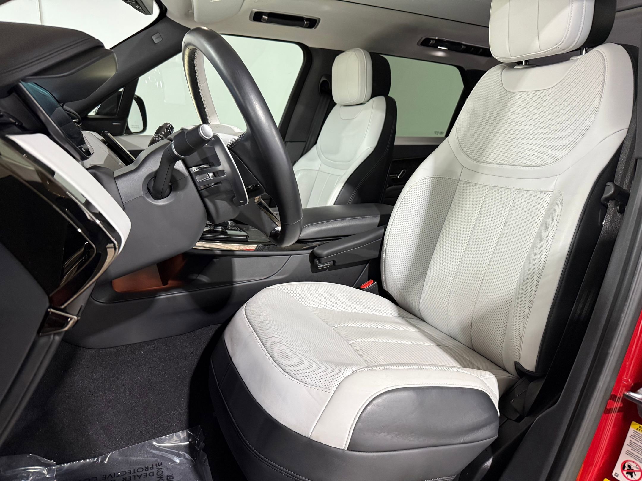 Used 2023 Land Rover Range Rover Sport SE Dynamic image 5