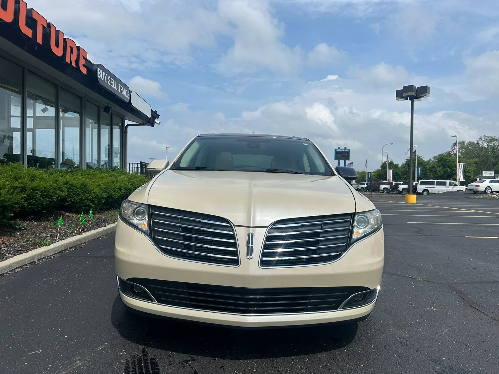 Used 2018 Lincoln MKT AWD w/ Technology Package image 2