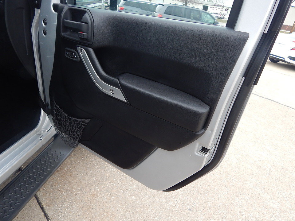 Used 2012 Jeep Wrangler Unlimited Sahara w/ Connectivity Group AWD/4WD image 16