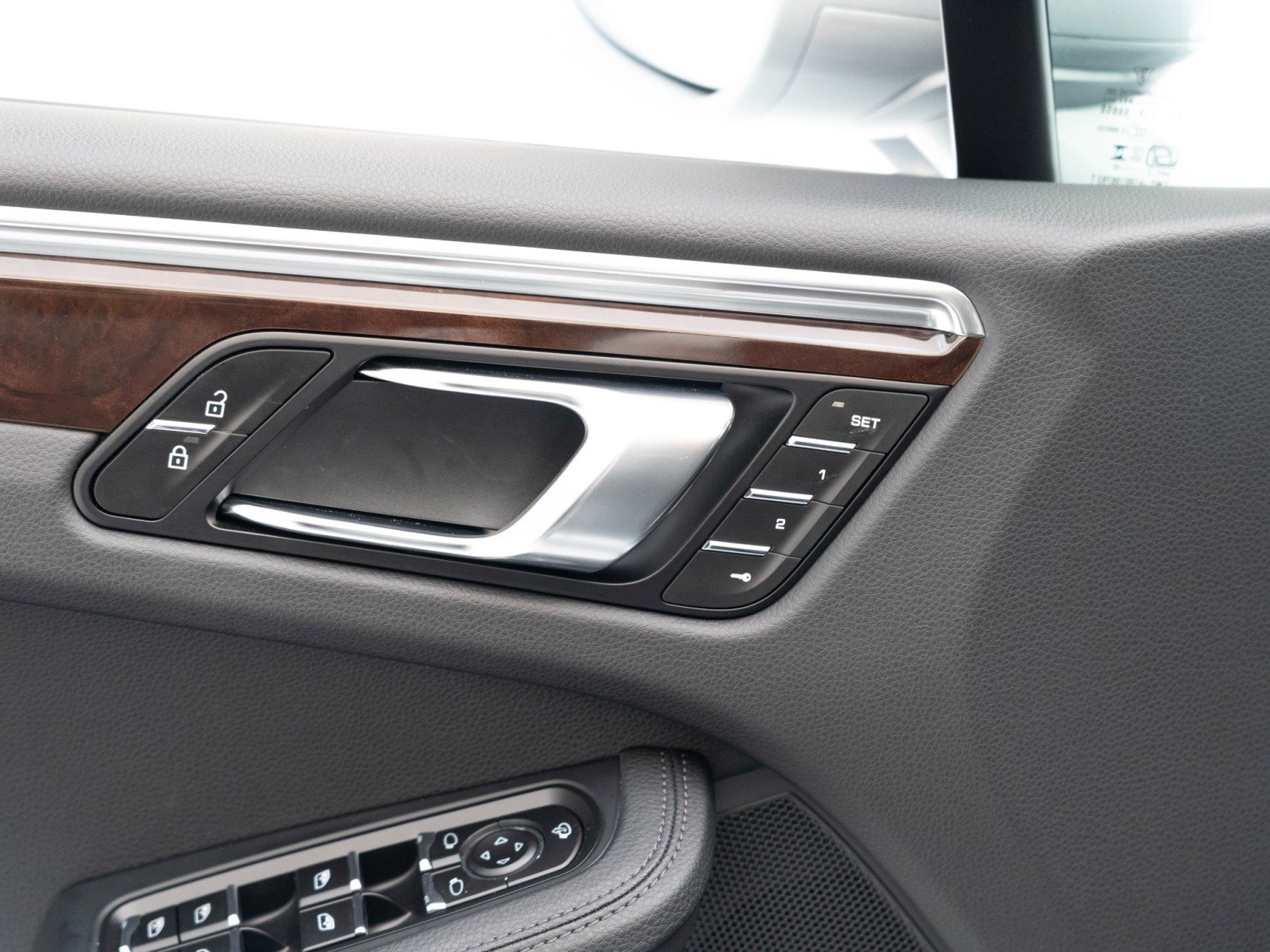 Certified 2025 Porsche Macan AWD/4WD image 21