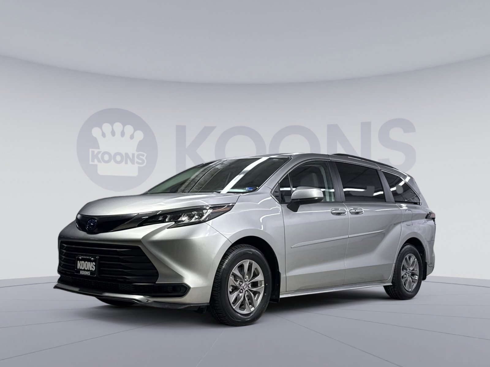 Used 2023 Toyota Sienna LE image 1