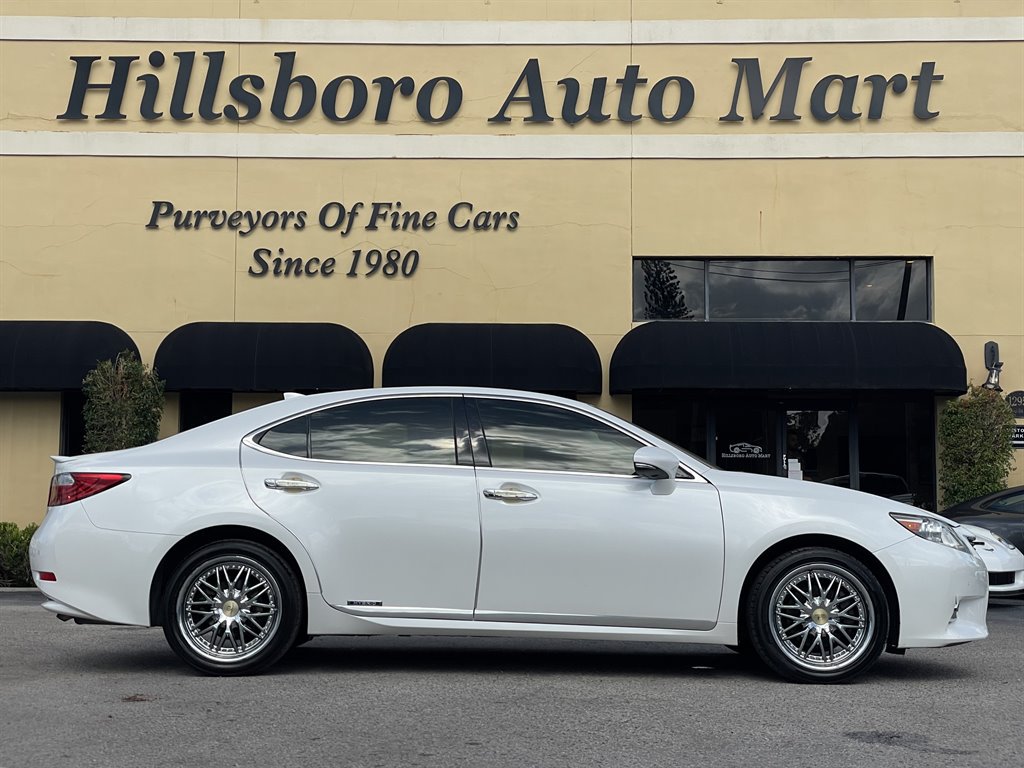 Used 2015 Lexus ES 300h w/ Navigation System Package FWD image 4