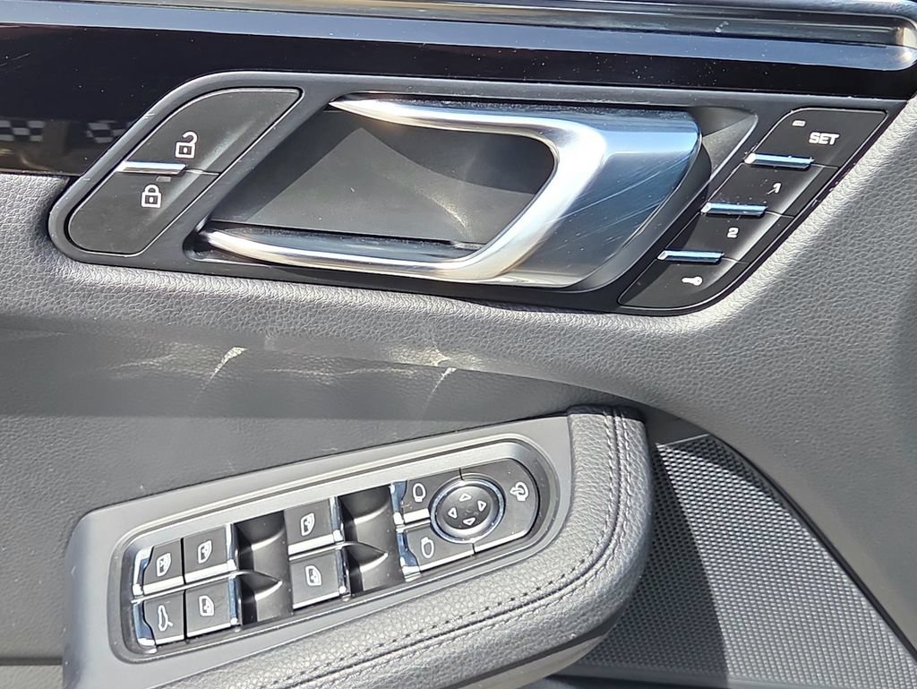 Certified 2026 Porsche Macan AWD/4WD image 7