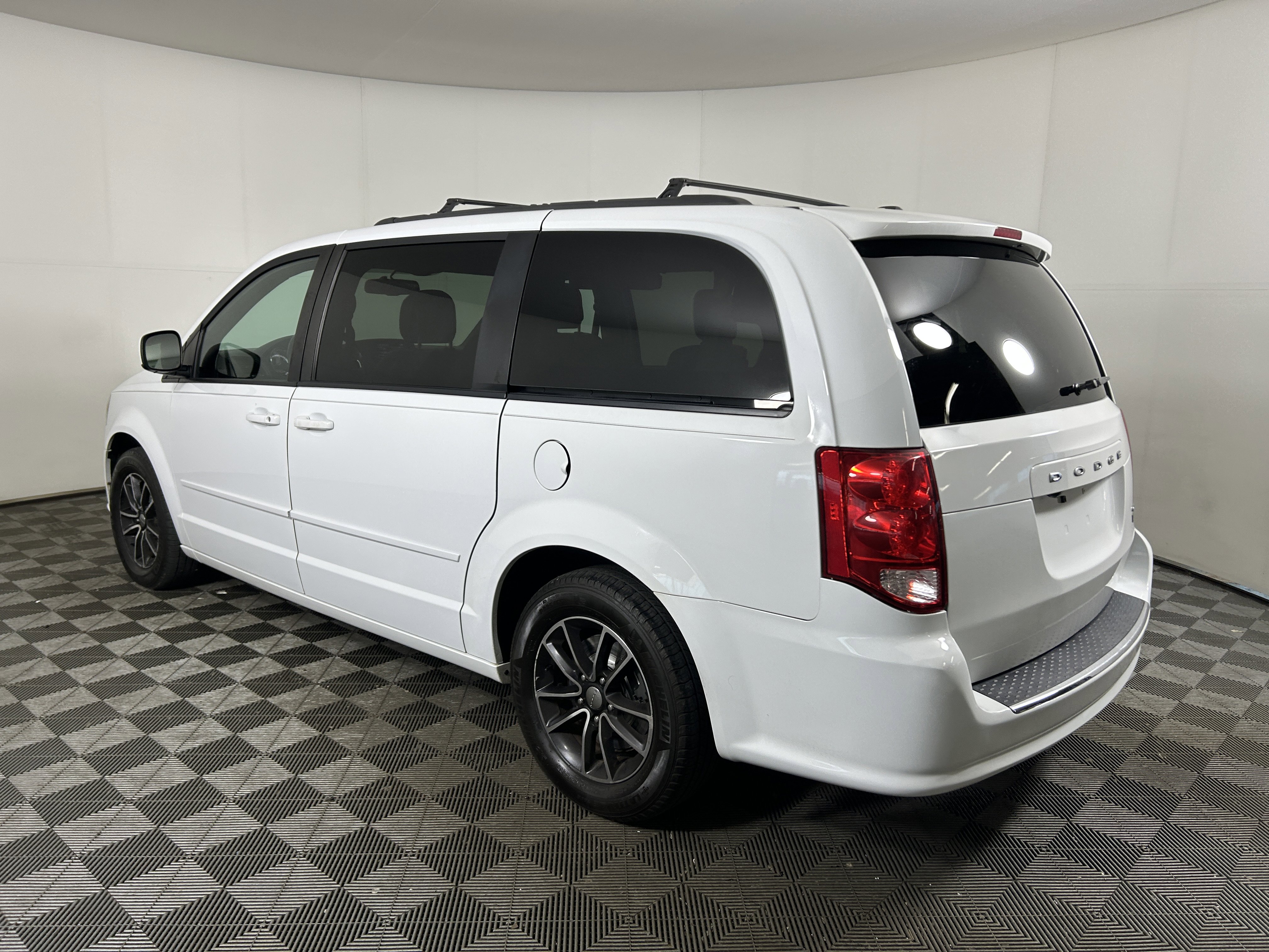 Used 2017 Dodge Grand Caravan GT image 3