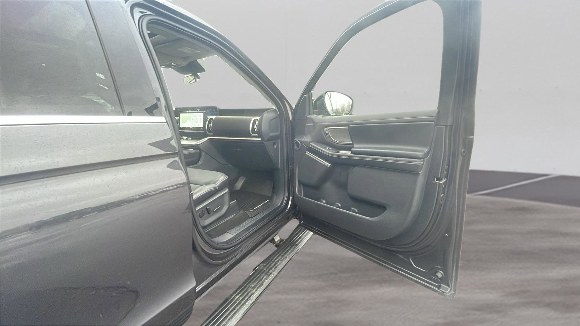 Certified 2025 Ford Expedition Platinum image 17