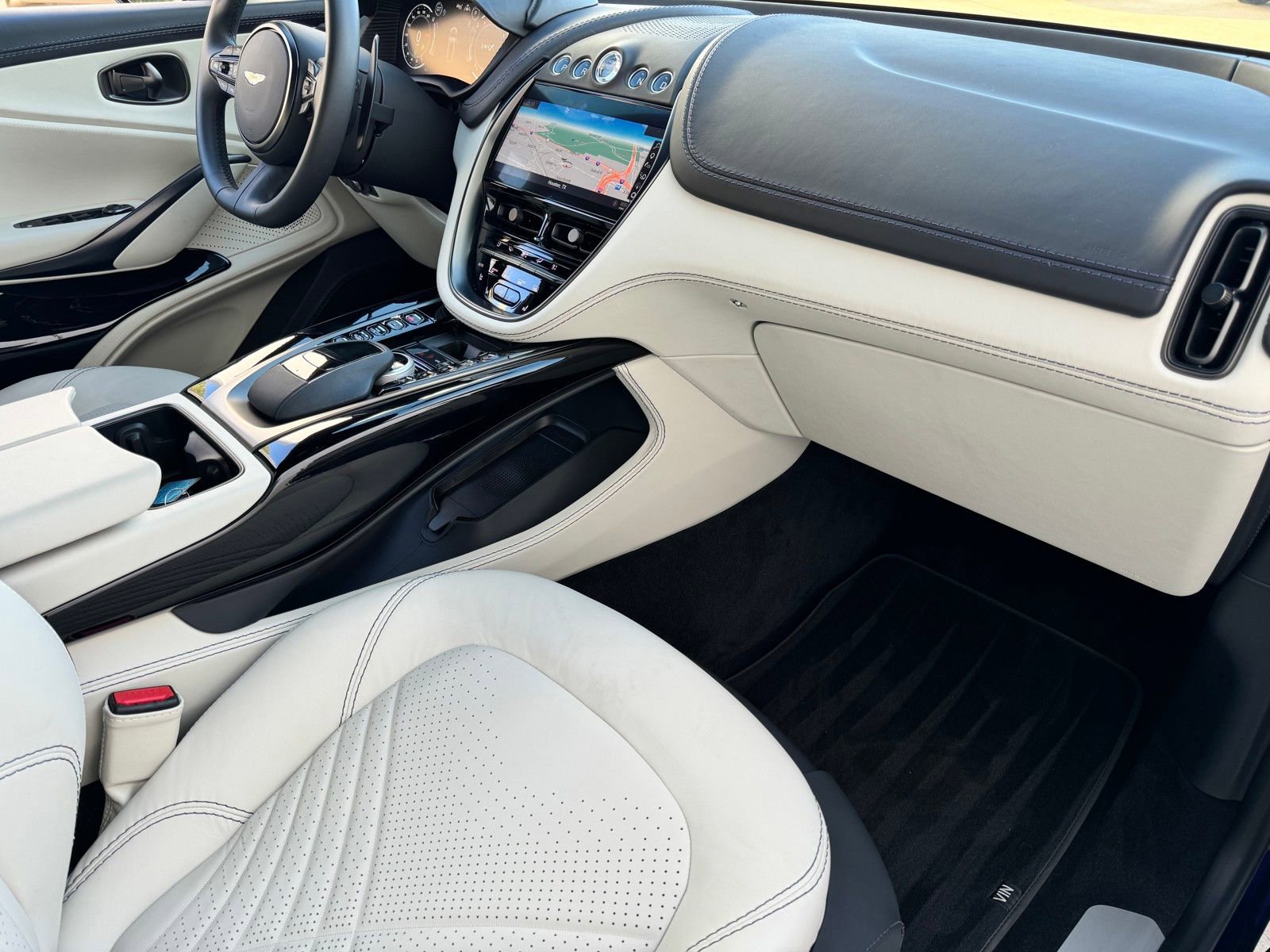 Used 2022 Aston Martin DBX Base image 19