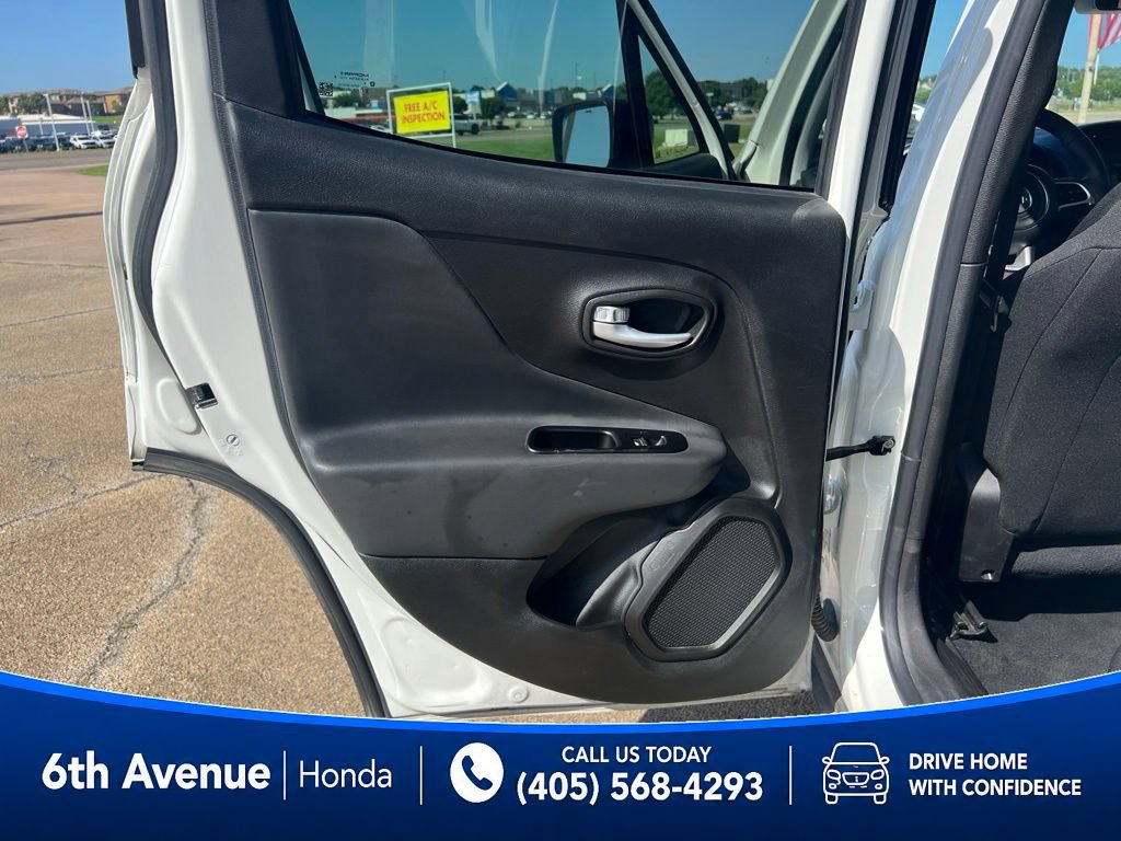 Used 2023 Jeep Renegade Latitude AWD/4WD image 17