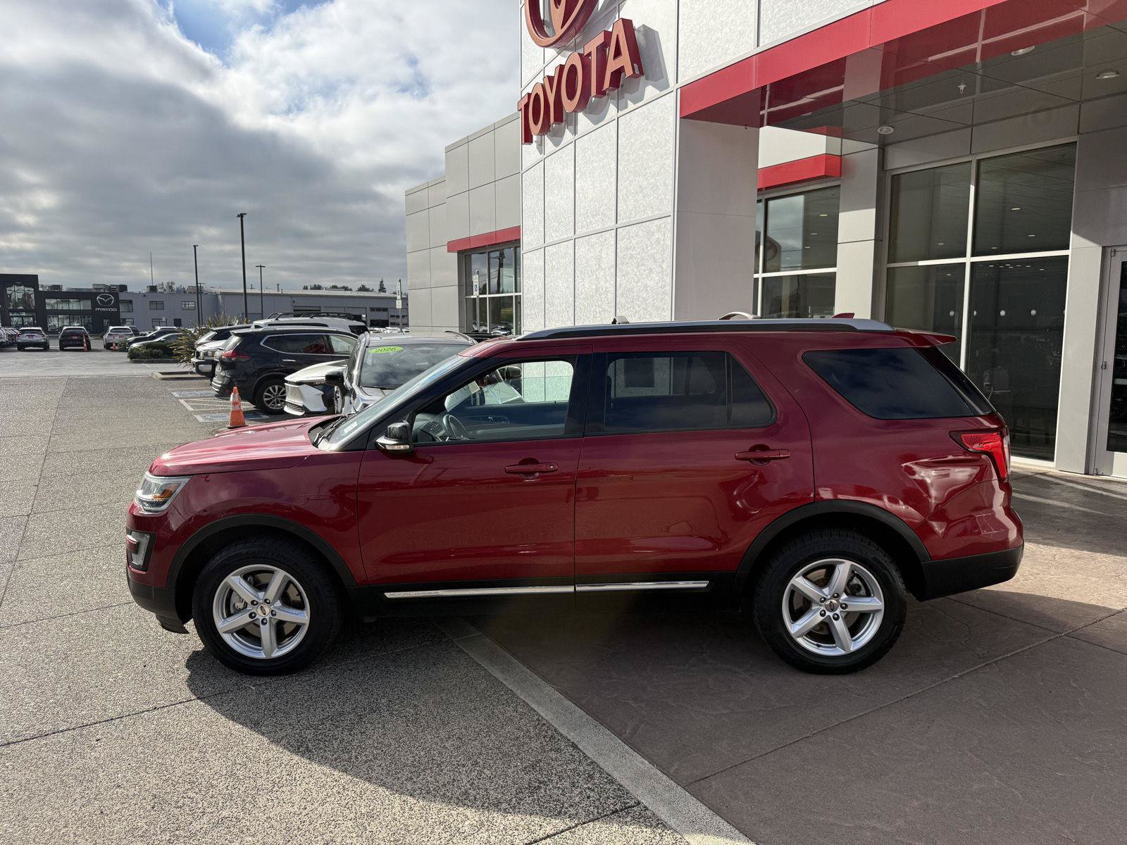 Used 2016 Ford Explorer XLT w/ Equipment Group 202A AWD/4WD image 3