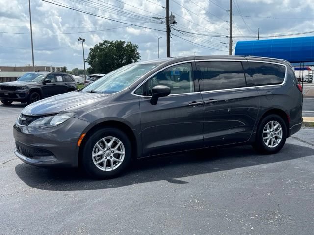 Used 2021 Chrysler Voyager LX FWD image 3