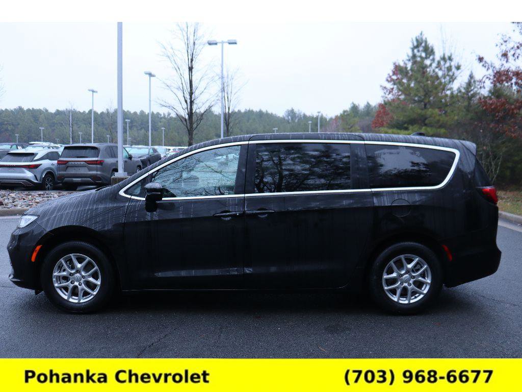 Used 2025 Chrysler Pacifica Select image 3