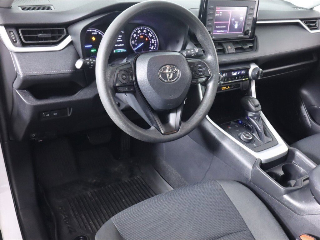 Used 2021 Toyota RAV4 LE image 10